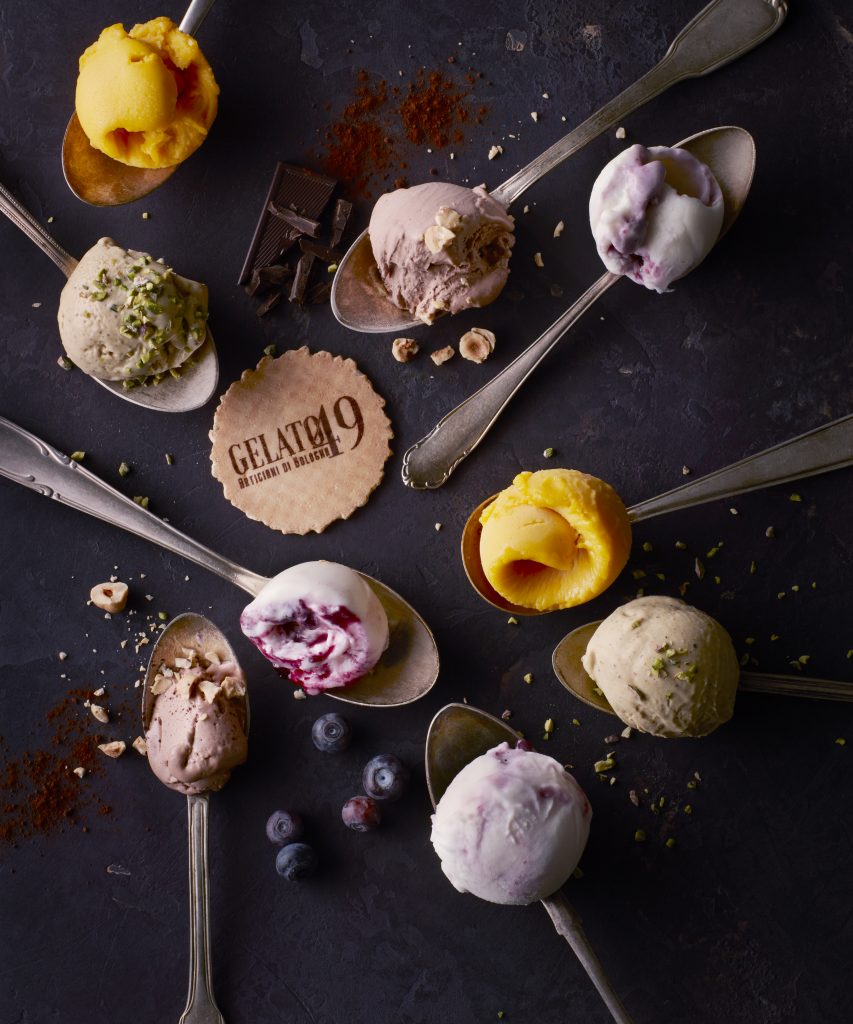 Verschiedene Eiskugeln auf Löffeln von Gelato49