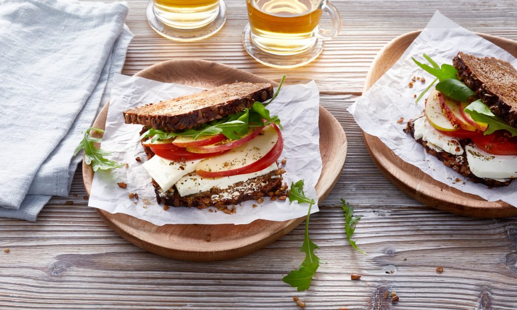 Körner Sandwich mit Feta Rucola Tomaten und Apfel
