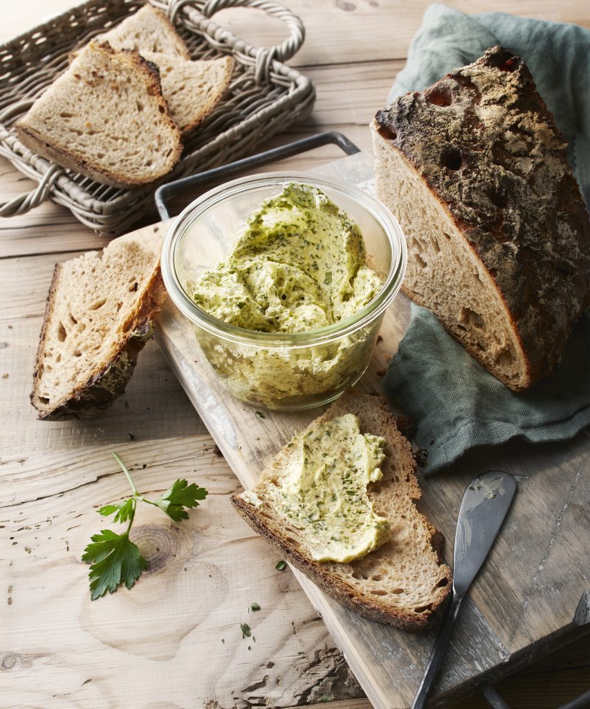 Kräutermargarine Kräuterbutter auf Brot