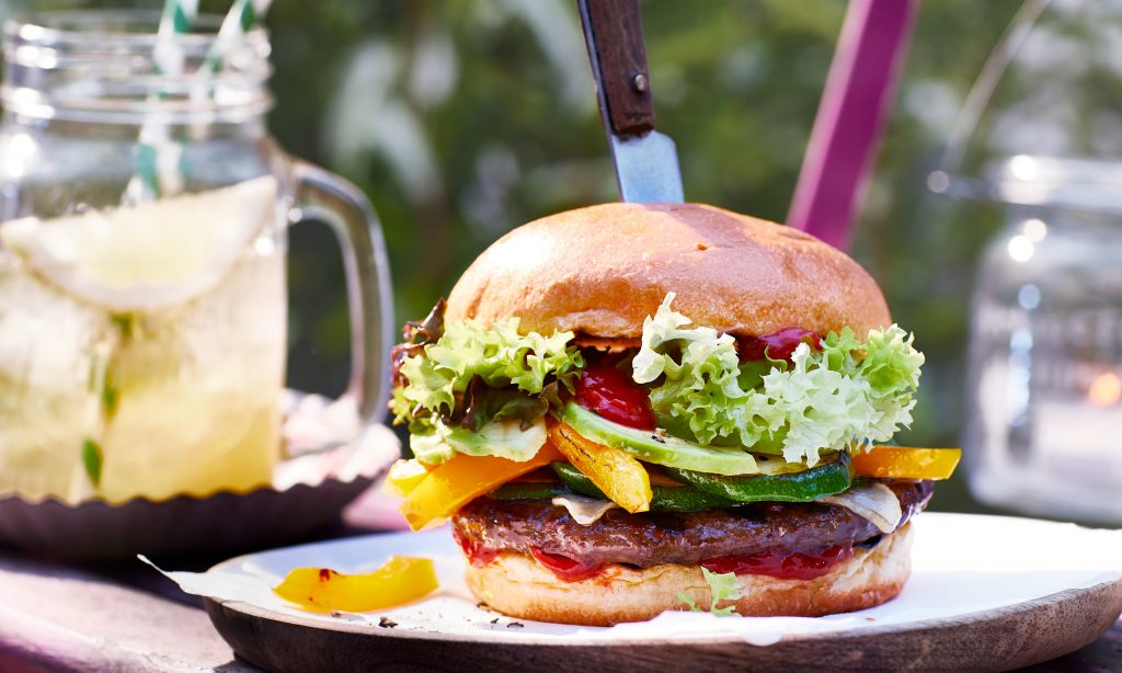 Sommerlicher Picknick Burger in Nahaufnahme